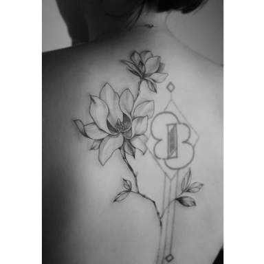 •• De délicates fleurs de Magnolia pour Cyrielle ••
#flowertattoo #tintanegratatouages #magnoliatattoo #blackworktattoo #finelinetattoo #bordeauxtattoo #tatoueurbordeaux #inkedgirls #arttattoo #tattoo