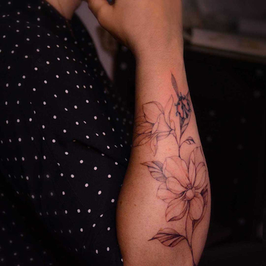 Une branche de 
magnolia pour abriter la coccinelle de Marina.
-
A branch on magnolia to shelter Marina’s ladybug.

#tattoo #bordeauxtattoo #virginiatatouages #tatoueurbordeaux #tattoofrance #blackworktattoo #artisttattoo #arttattoo #artist #bordeauxmaville #blackworktattoo #tatouage #floraltattoo #art #berlintattooers #tattooers #berlintattoo #tattooers #armtattoo