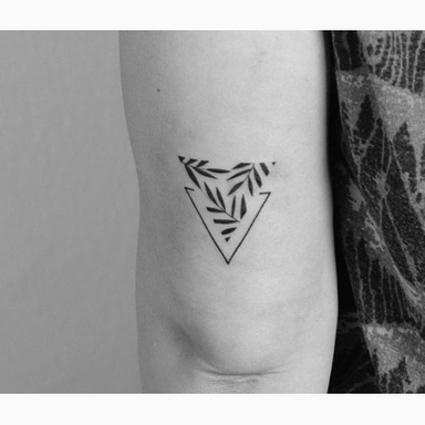 •• Mariage du graphisme et de la nature pour le second tatouage de Marion ••
#botanicaltattoo #triangletattoo #tattoographique #tintanegratatouages #tattoobordeaux