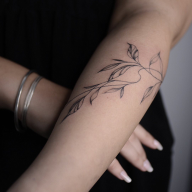 Une brise légère sur le bras de Julia 🍃
#tattoo #tatouage #tintanegratatouages #fineline #finelinetattoo #bordeauxtattoo #blackworktattoo #inkedgirls #botanicaltattoo #tatoueurbordeaux #tattoofrance