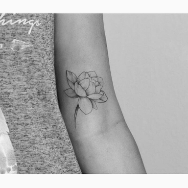 •• La délicatesse et la pureté d'un lotus pour Emma •• #tattoofleurs #tattoolotus #finelinetattoo #blackworktattoo #tintanegratatouages #tattoobordeaux