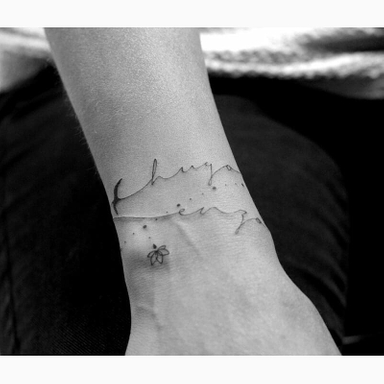 •• Les fins bracelets d’Eudoxie pour son premier tatouage.

Et vous, pour votre premier tatouage, ce serait sur quelle partie de votre corps ? •• #finelinetattoo #fineliner
#arttattoo #instatattoo #tattoobracelet #tattoolettering #tattoobordeaux #tatoueurbordeaux #tattooer #tattoo