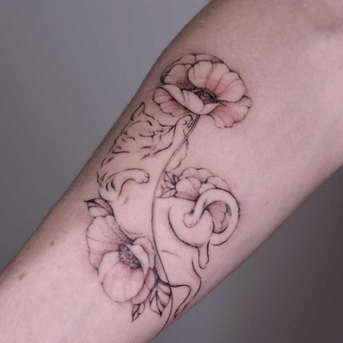 Deuxième tatouage pour Anne-Laure, 
Petit chat dans un champs de coquelicots.

#tattoo #bordeauxtattoo #tattoochat #virginiatatouages #tatoueurbordeaux #tattoofrance #blackworktattoo #artisttattoo #arttattoo #artist