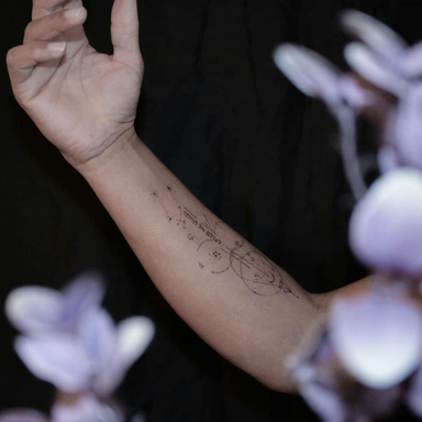•• Chaque tatouage à sa signification. Celui-là en a plusieurs mais toutes inspirent l'amour et le courage de Sarah •• #minimaltattoo #geometrictattoos #tintanegratatouages #tattoobordeaux #finelinetattoo #tattoofrance #instaink #instatattoo