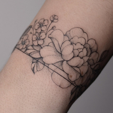 Le bracelet fleuri de Maëva.

#floraltattoo #tattoo #tatouage #ink #artisttattoo #arttattoo #blackworktattoo #virginiatatouages #inkedgirls #armtattoo #bordeauxtattoo #bordeauxmaville #tatoueurbordeaux #tatoueurfrance #finelinetattoo #tattooed #tattooer #tattoodesign #tattooworkers #tattooinspiration #tattoooftheday #tattoolovers