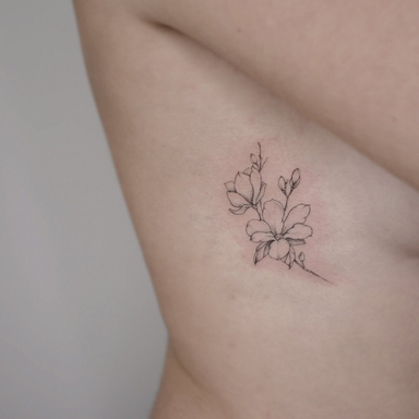 Des fleurs de magnolia tout en discrétion et finesse pour le premier tatouage de Victoria. 
#bordeauxtattoo #tatoueurbordeaux #finelinetattoo #tintanegratatouages #arttattoo #floraltattoo #blackworktattoo #tatouage #magnoliatattoo