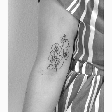♢♢ Aujourd'hui, je vous présente le projet de Kim. Elle souhaitait améliorer son tatouage existant, la carte du Vietnam, avec des orchidées. Voici le résultat final, une composition qui lui va à merveille. Qu'en pensez-vous ? ♢♢ #tattoofleurs #tattooorchidee #tatoueurbordeaux #tattoobordeaux #tatouagebordeaux #blacktattoo #dotwork #bordeauxmaville #inkgirl #inked