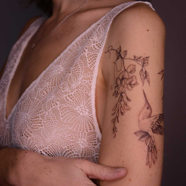 #glycine #colibri #tattoo #tattooartist #arttattoo #blackworktattoo #berlintattoo #bordeauxtattoo #tatoueurbordeaux #floraltattoo