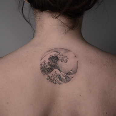 J’avais tellement hâte de tatouer « La grande vague de Kanagawa » avec ses détails et mouvements à la fois délicats et violents.
Merci Camille.
#tattoo #tatouage #virginiatatouages #bordeauxmaville #bordeauxtattoo #tatoueurbordeaux #blackworktattoo #inkedgirls #hokusaitattoo