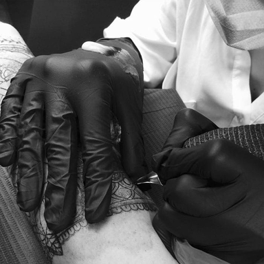 Actuellement, je suis sur la réalisation d’un avant bras : écailles, pivoines, mandala… décorent déjà le bras de @mellabelette

Voici un cliché de la 2éme séance réalisée hier.
#WIP#tattooinprogress #tattoobordeaux
#tintanegra #inkedgirl #inked #blackwork #dotwork #mandala #neobuddhism