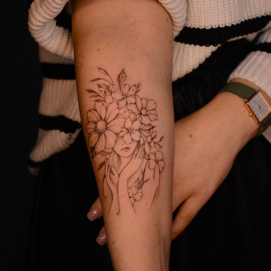 Des fleurs siciliennes pour Aline. 
Réalisé à @people_are_strange_tattoo 
#tattoo #tatouage #arttattoo #tattooartist #tatoueurbordeaux #bordeauxtattoo #finelinetattoo #tattooer #floraltattoo #blackworktattoo