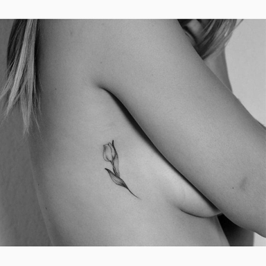 •• Avant son départ pour vivre en Australie, Laurène m'a demandée de tatouer la fleur préférée de sa maman. Et moi, je lui souhaite de belles aventures...! •• #finelinetattoo #fineliner #tattoofleurs #tattootulipe #blackworktattoo #tintanegratatouages #tattoobordeaux #tattooer #tattoofrance #tatoueurbordeaux #flowertattoo #ink #tattooinstagram #art #arttattoo