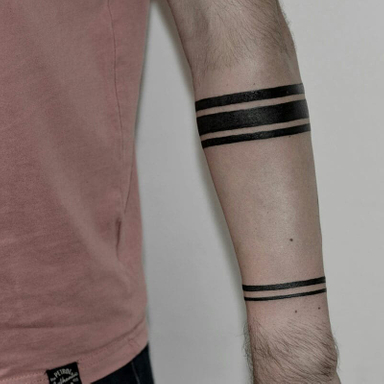 Merci @alain.mu.5 pour ce tatouage minimal qui te ressemble bien 😉
#tintanegra #tattoominimal #blackwork #tattoobordeaux