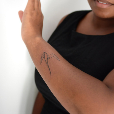 L’oiseau emblématique de l’île de la Réunion pour Élodie.
#tattoo #tintanegratatouages #oiseautattoo #queueenpaille #blackworktattoo #finelinetattoo #bordeauxtattoo #tatoueurbordeaux