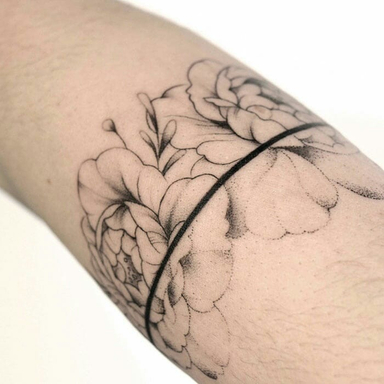 •• Merci de m'avoir fait confiance pour ton premier tatouage Laurine •• #tattoopivoine #tattoofleurs #flowertattoo #bracelettattoo #tintanegratatouages #finelinetattoo #fineliner #tats #tattoobordeaux #tatoueurbordeaux #tattoo #blackworktattoo #tattooer