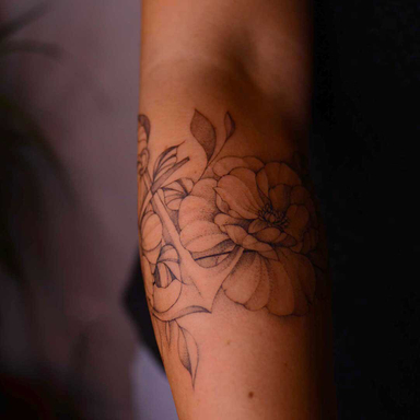 A bracelet with peonies and an anchor for Amandine.

#nofilter #tattoo #bordeauxtattoo #virginiatatouages #tatoueurbordeaux #tattoofrance #blackworktattoo #artisttattoo #arttattoo #artist #bordeauxmaville #blackworktattoo #tatouage #floraltattoo #art #berlintattooers #tattooers #berlintattoo #tattooers #armtattoo